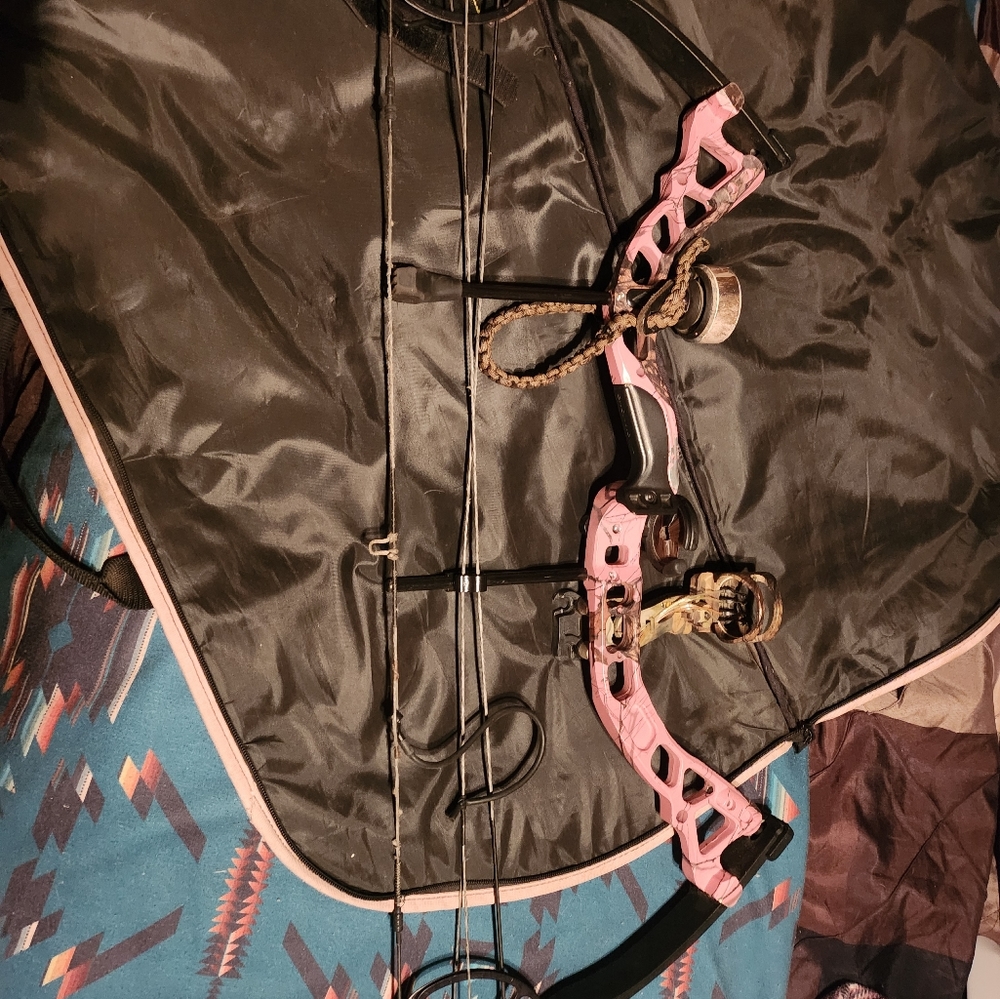 Diamond camo bow, and accessories